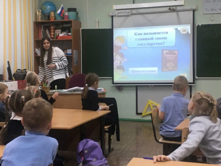 Урок правовой грамотности «Путешествие в страну Конституция» в Рикасихинской детской библиотеке Приморского района
