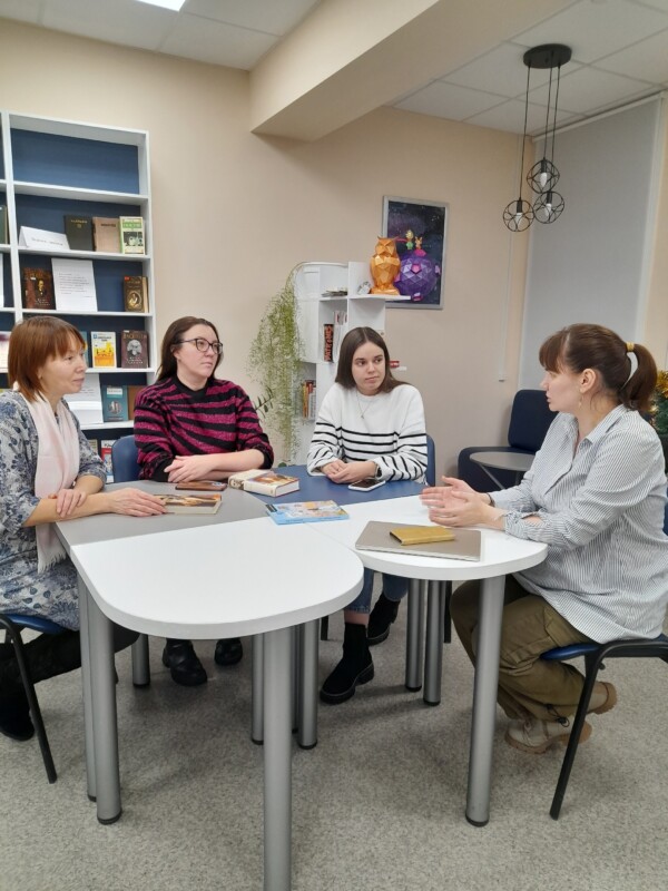 Беседа «Со страниц книг – на экраны» в Рикасихинской библиотеке Приморского района
