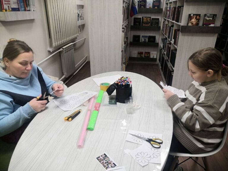 Игровой мастер-класс «Эко-елочка» в Заостровской библиотеке Приморского округа 