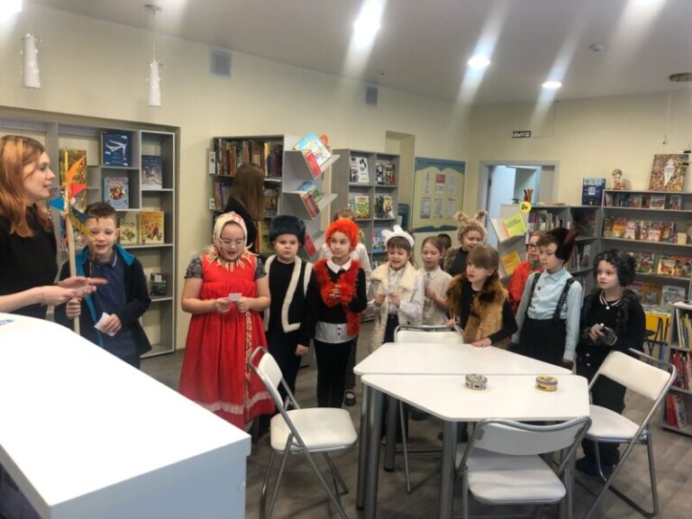 Фольклорный час «День свят и дела наши спят» в Центральной детской библиотеке Приморского округа