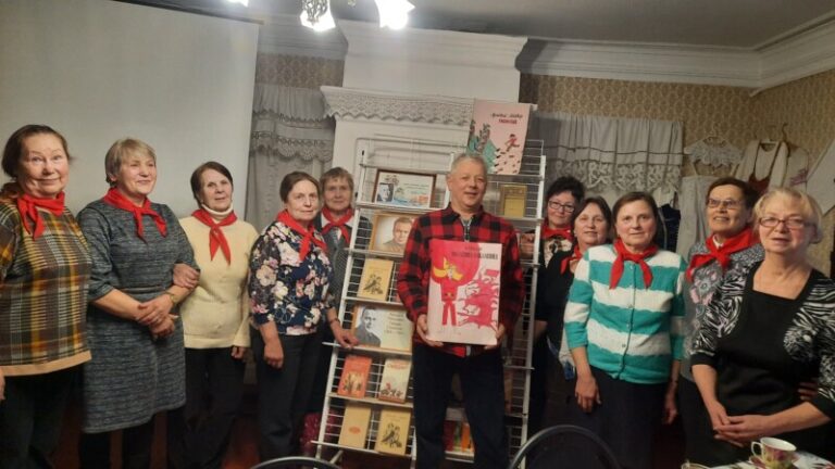 Литературная встреча «Гайдар шагает впереди» в Пустошинской библиотеке Приморского округа