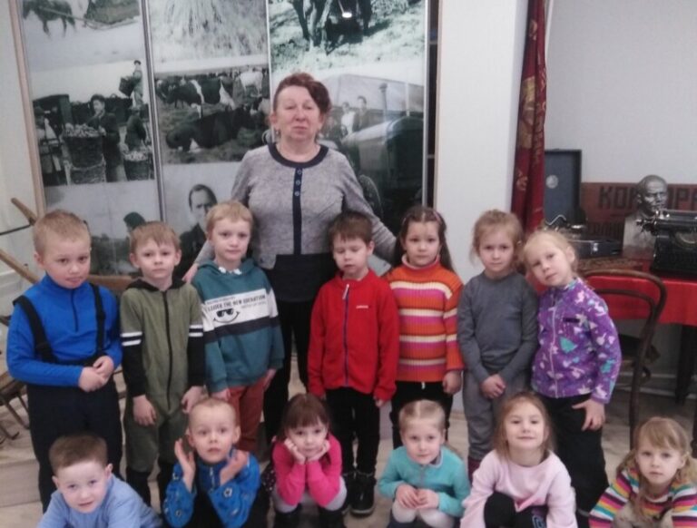 Экскурсия «Рукомесло» в Заостровской детской библиотеке Приморского округа