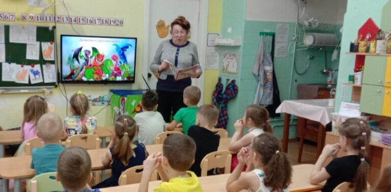 Час читательских удовольствий «Драконы русских сказок» в Заостровской детской библиотеке Приморского округа