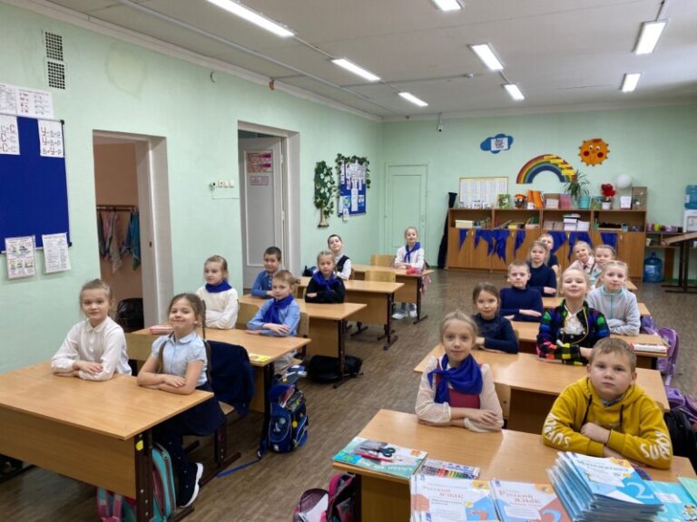 Час родного языка «Несущий людям знание и свет» в Рикасихинской детской библиотеке Приморского округа