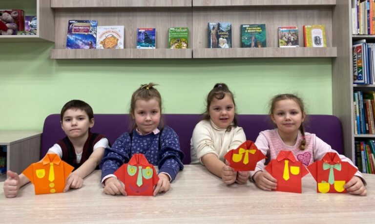 Патриотический час «На героя и слава бежит» в Рикасихинской детской библиотеке Приморского округа