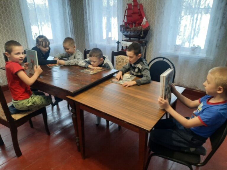 Громкие чтения «Северный сказочник» в Пустошинской библиотеке Приморского округа