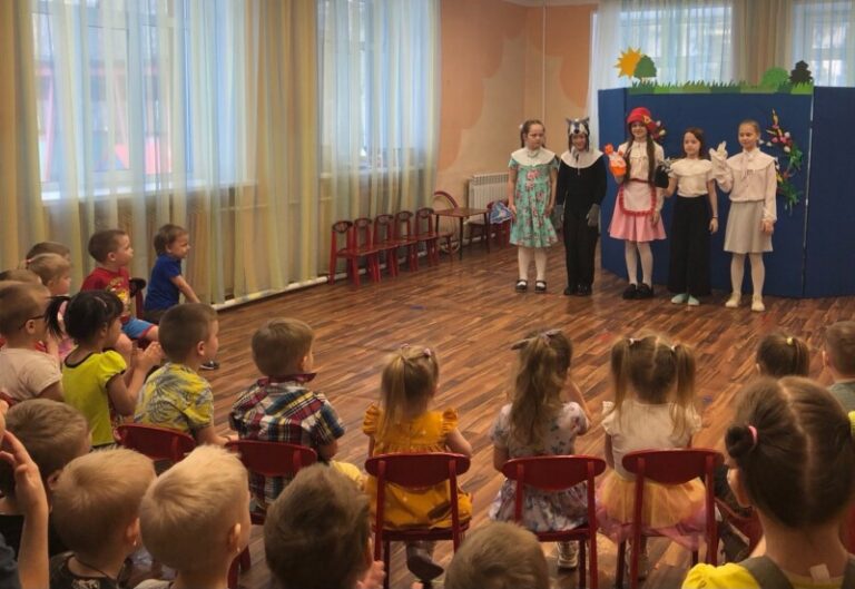Показ кукольного спектакля «Как Волки Красную Шапочку с 8 марта поздравляли» в Катунинской библиотеке Приморского округа