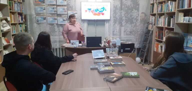 Информационный час «Россия выбирает» в Вознесенской библиотеке Приморского округа