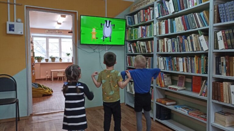 Физзарядка «Делай раз, делай два» в Лисестровской библиотеке Приморского округа