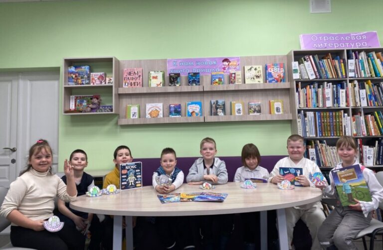 Познавательный час «К космическим далям» в Рикасихинской детской библиотеке Приморского округа